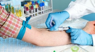 Fumo e analisi del sangue da una vena