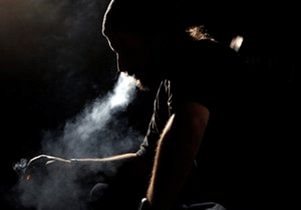 L'uomo fuma una sigaretta
