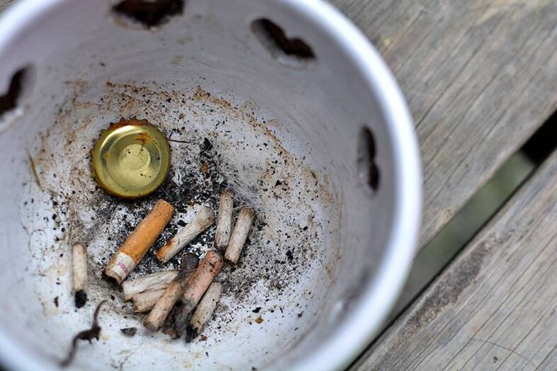 Mozziconi di sigaretta e cambiamenti nel corpo con la cessazione del fumo